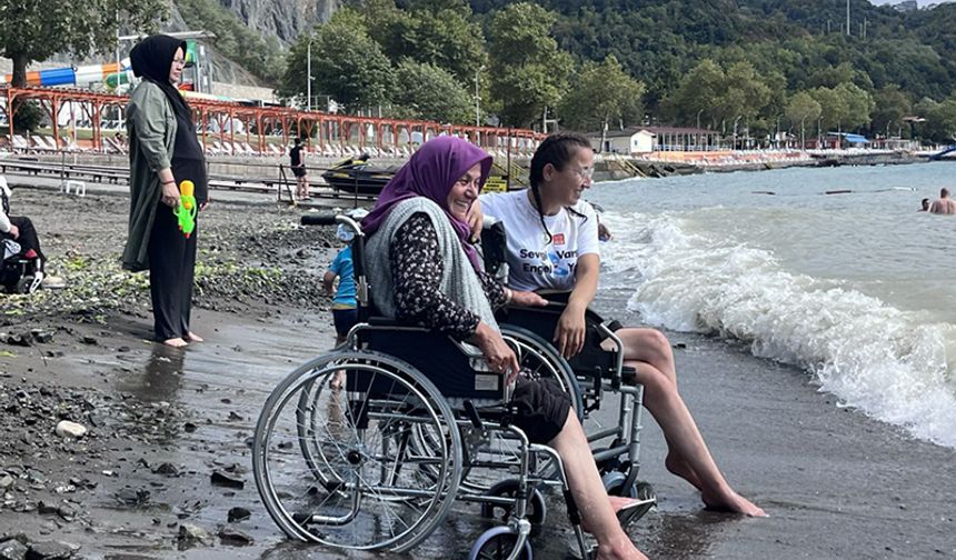 Engelli bireyler hayatlarında ilk kez denizle buluştu