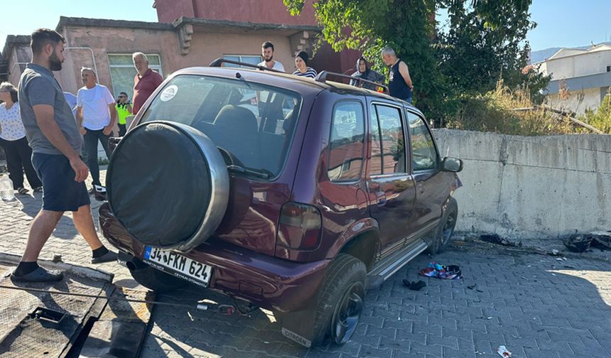Freni patlayan cip park halindeki araçlara çarparak durabildi