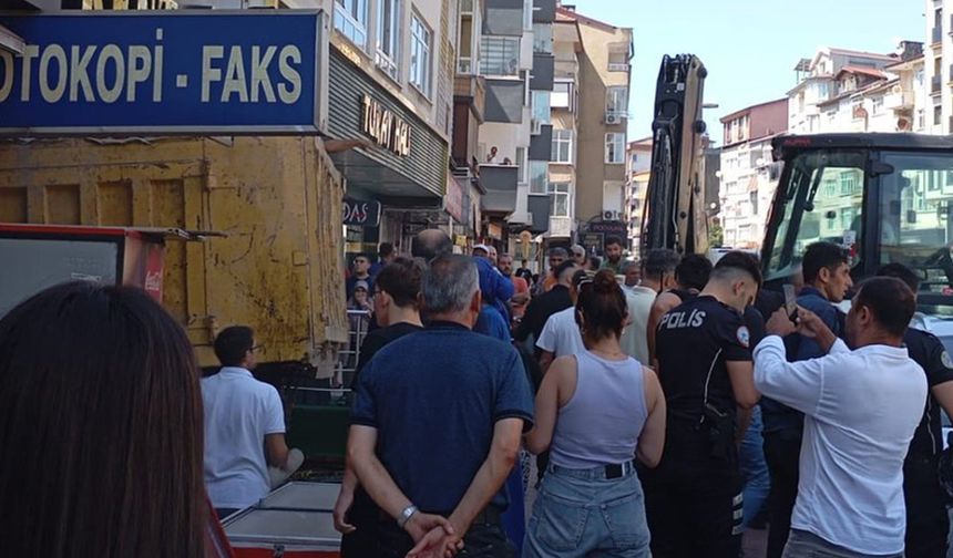 Freni patlayan kamyon dükkana daldı: O anlar kamerada