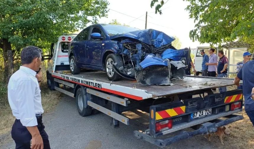 Kontrolden çıkan otomobil ağaca çarptı; 4 yaralı