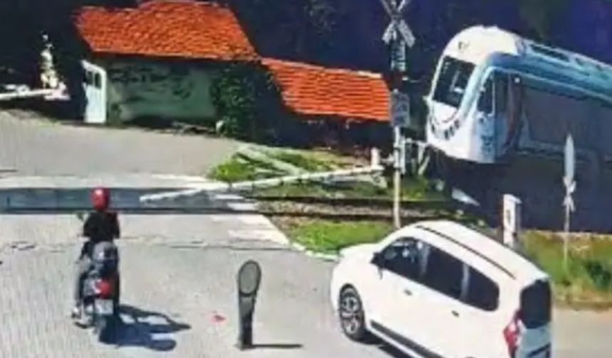 Motosiklet yolcu trenine çarptı