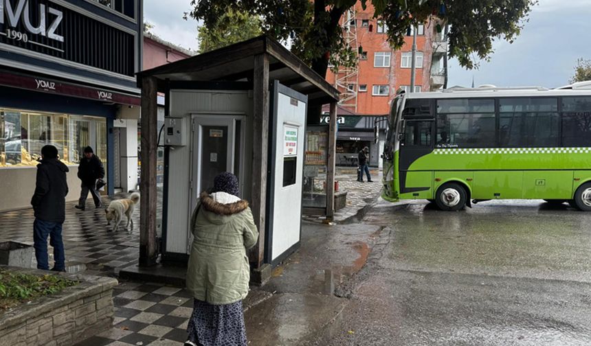 Halk otobüsü duraklarında saat çizelgesi eksikliği tepki çekti