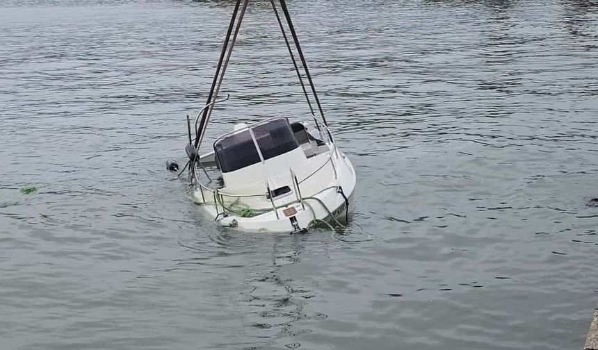 Fırtınada Batan Mini Yat karaya çıkarıldı
