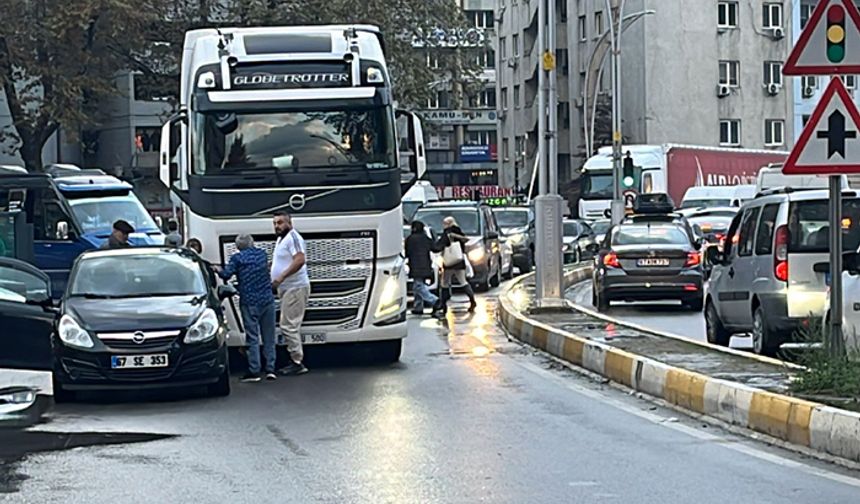 TIR, otomobile çarptı: Trafik kilitlendi