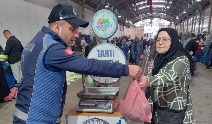 Zabıtalar denetimde: Pazarlarda hileli satışa geçit yok