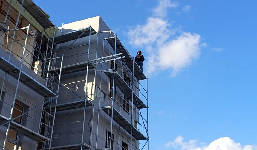 İntihara kalkışan işçi güçlükle ikna edildi