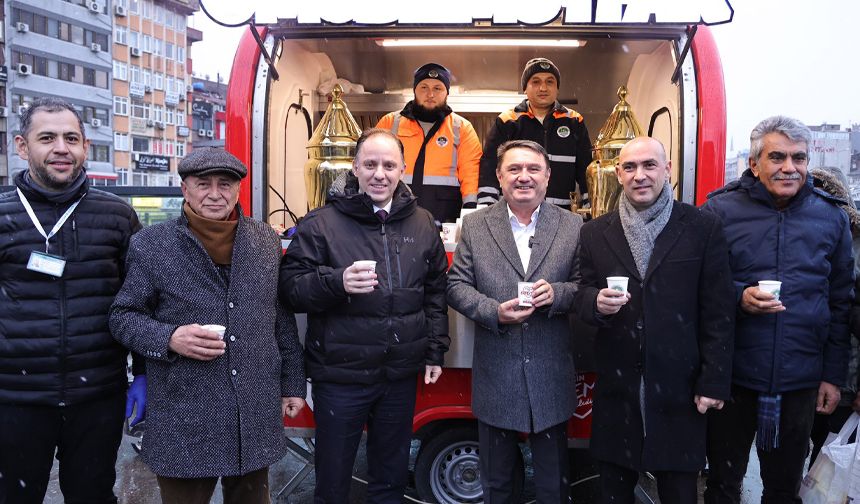 Tahsin Erdem, vatandaşlara salep ikram etti