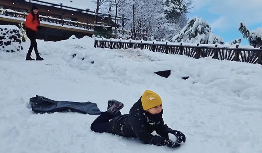 Coşkunoğlu’nda kar keyfi: Rampa kayak pistine döndü