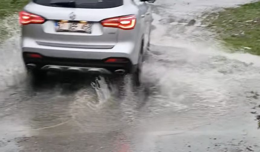 Bozuk yollar vatandaşı çileden çıkardı