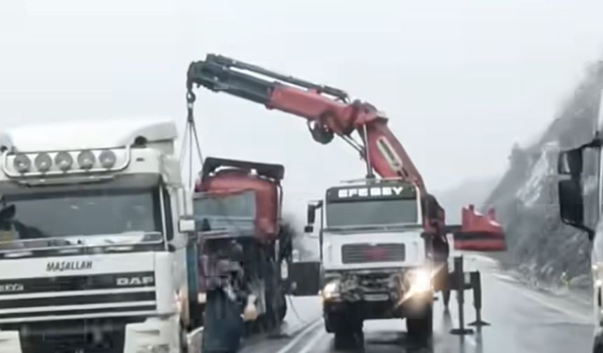 OSB'de TIR uçuruma yuvarlandı: 1 Yaralı