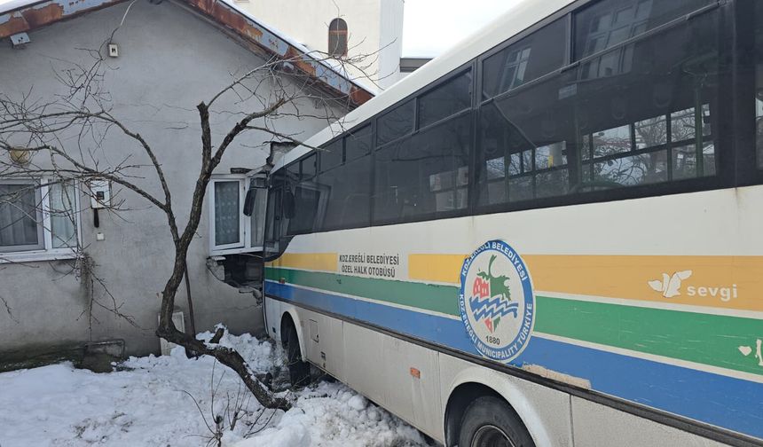 Buzlu yol faciaya davetiye çıkardı, halk otobüsü eve daldı