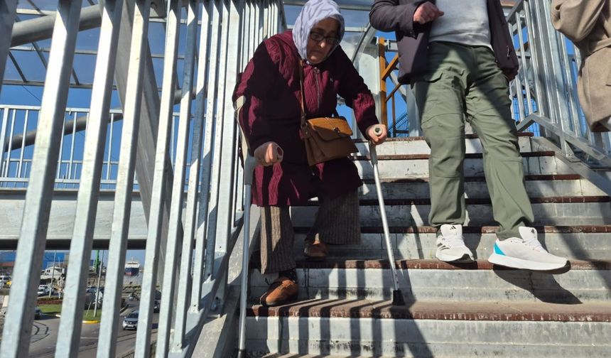 Yaşlı kadının üst geçit çilesi