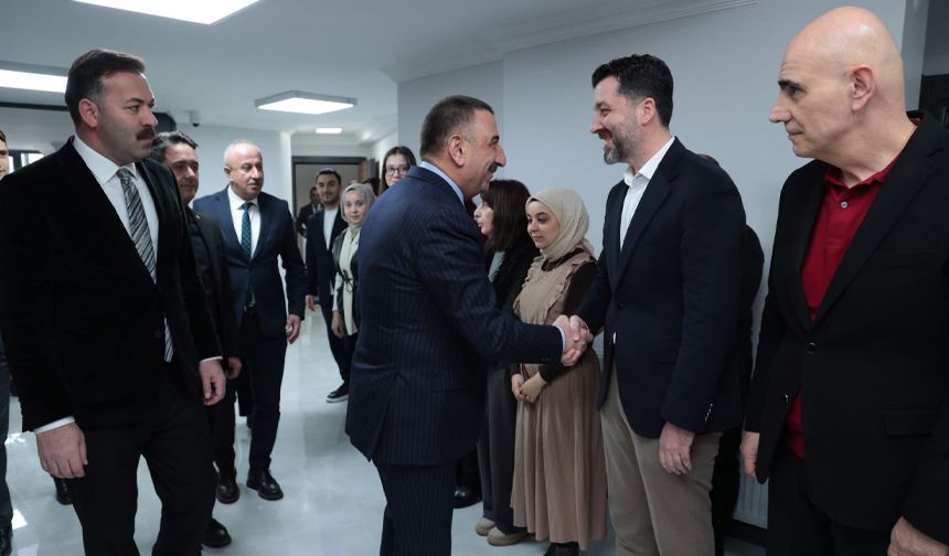 Vali Hacıbektaşoğlu'ndan AK Parti'ye 'hayırlı olsun' ziyareti