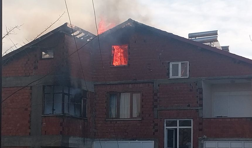 Beycuma’da korkutan yangın: Çatı katı alevlere teslim oldu