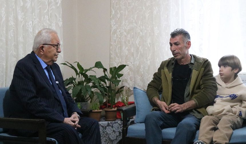 Başkan Posbıyık, depremzede aileyi evinde ziyaret etti