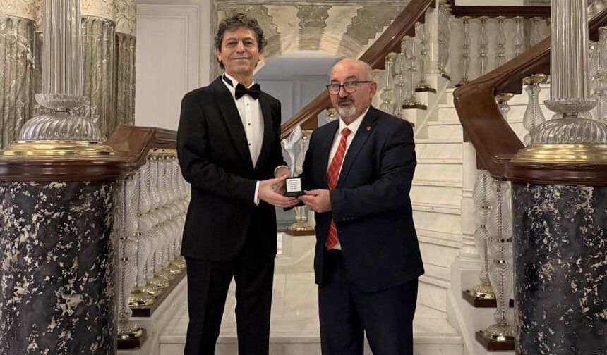 Akif Manaf’a bir Barış Ödülü daha: Dünyaca ünlü yazar 'Egeyön Barış Ödülün'ü aldı