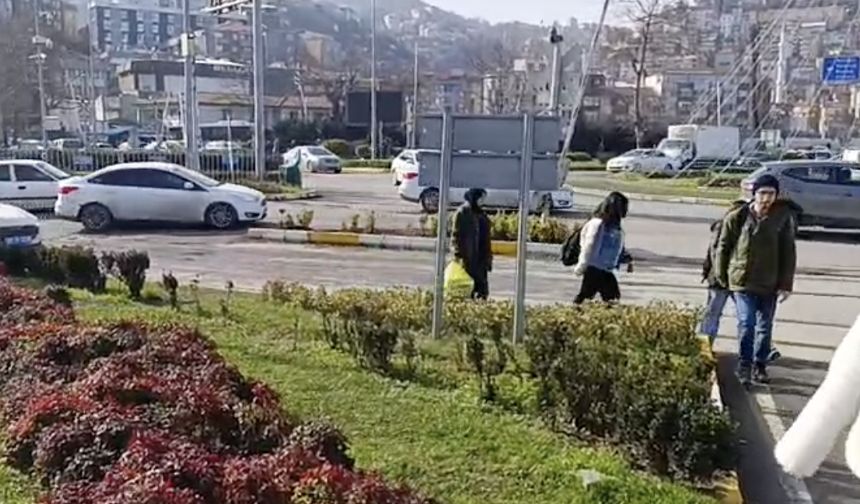 Tercih edilmeyen üst geçit, polisi harekete geçirdi: Megafonla uyarı