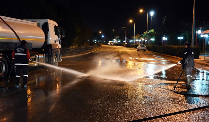 Ereğli Belediyesi her gece yollarda çamur temizliyor