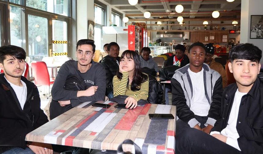 Evden uzakta, aynı duyguda