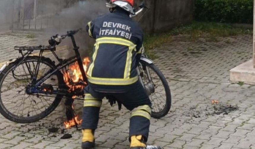 Garajdaki elektrikli bisiklet alev aldı