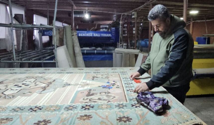 Halıda bulduğu altınları sahibine ulaştırdı