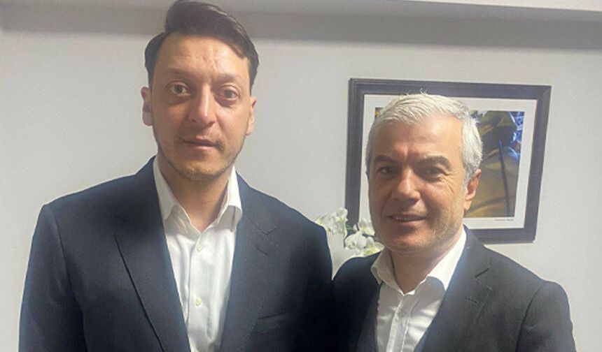 Özcan Özmekik, MYK Üyesi Mesut Özil ile hatıra fotoğrafı çektirdi