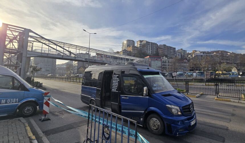 Uğur Mumcu Kavşağı gece saatlerinde trafiği kapanıyor