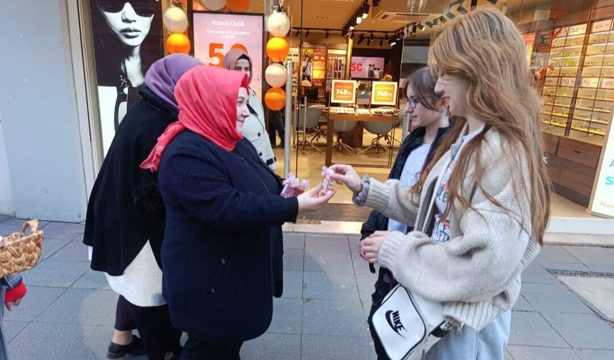 AK Partili kadınlar 8 Mart'ta kolanya dağıttı