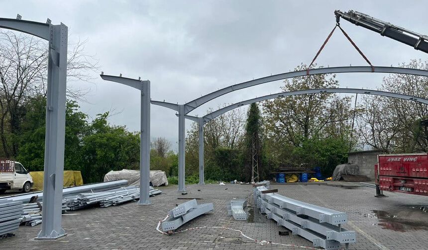 Pazar yerinde çelik taşıyıcı sistem montajı tüm hızıyla sürüyor