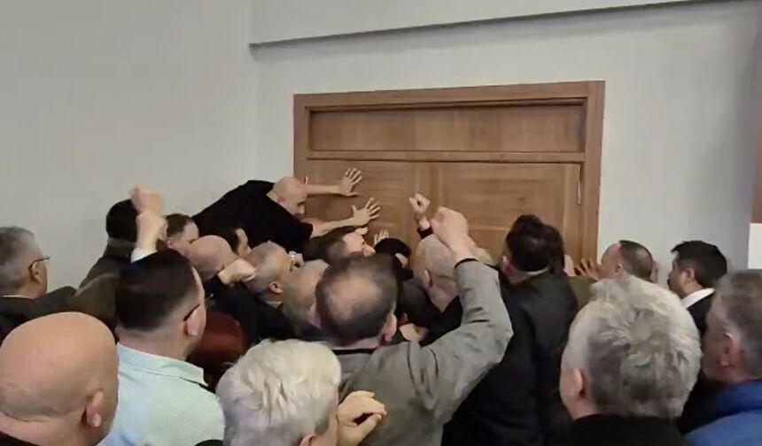 Zonguldak İl Genel Meclisi’nde yaşanan gerginlik sonrası kapı zarar gördü