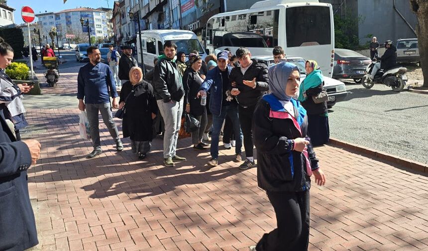 Yayaya çarpmamak için motosikleti devirip sürükledi