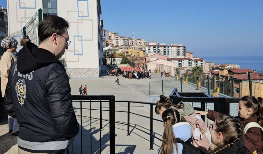 Okullarda polis nöbeti başladı, veliler memnun