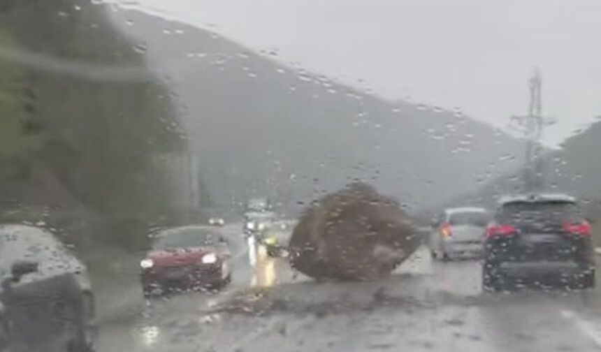 Yenice–Karabük yolunda kayalar yola düştü