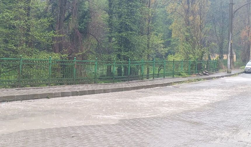 Yollar gölete döndü! Kaldırımda yürüyemez hale geldik