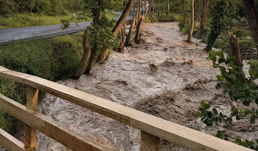 Bostandüzü deresi taşma noktasına geldi: yollar trafiğe kapatıldı