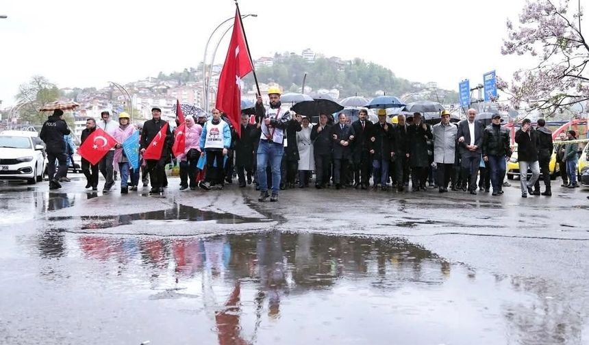 Zonguldak'ta yağmura rağmen 1 Mayıs kutlandı