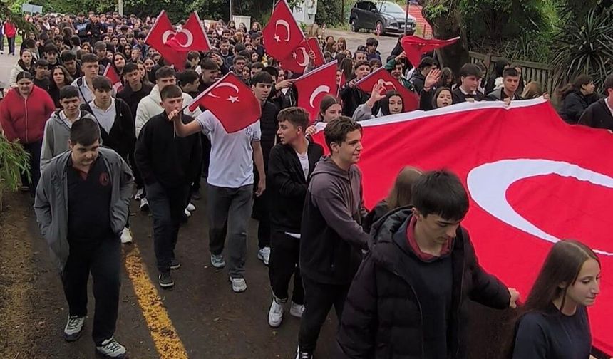 Fener Anadolu Lisesinden muhteşem 19 Mayıs yürüyüşü