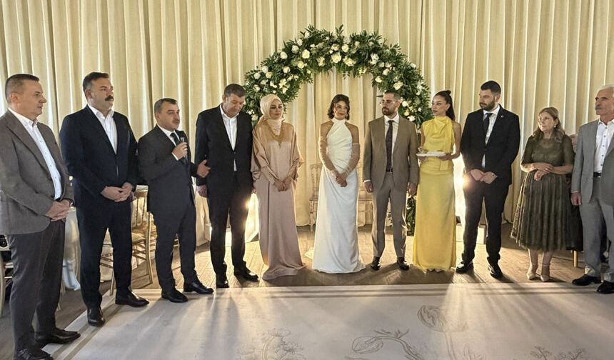 Simge Bükrü ile Alp Akın evliliğe ilk adımı attı