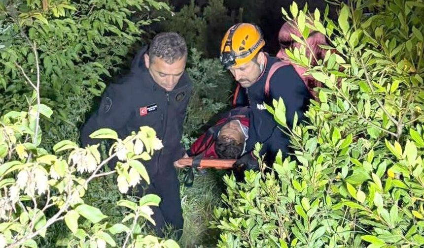 Kayalıklardan düşen amatör balıkçı zorlu bir operasyonla kurtarıldı