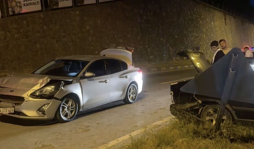 Polis mevkinde kaza: İki otomobil kafa kafaya çarpıştı