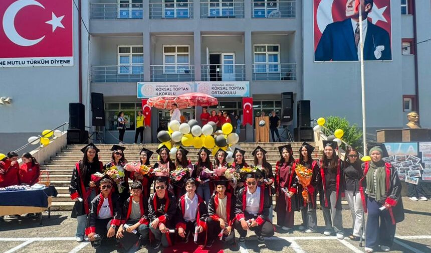 Öğrencilerin mezuniyet sevinci