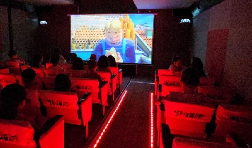 TRT Sinema Tırı Zonguldak'ta çocuklarla buluştu