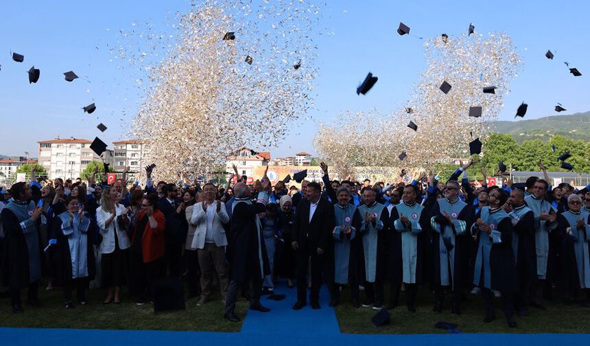 BEUN öğrencileri mezuniyetlerini kep atarak kutladı
