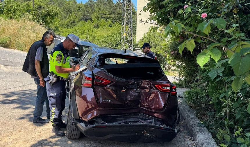 Yokuş çıkarken geri kayan otomobil ağaca çarptı: 3 Yaralı