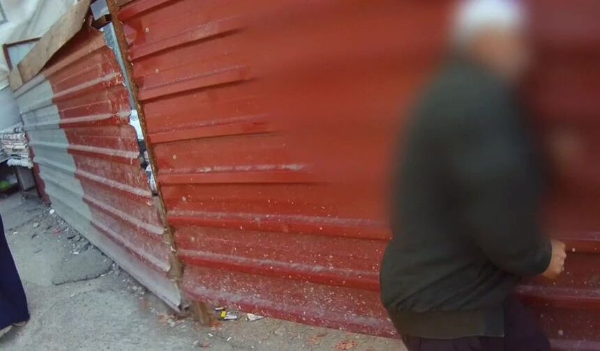 Zabıtaya direnen seyyar satıcı cinnet getirdi, başını demir kapıya vurdu