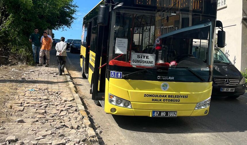 Halk Otobüsü yolda kaldı, trafik kilitlendi