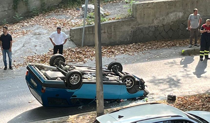 Zonguldak'ta Tofaş ağaca çarpıp ters döndü