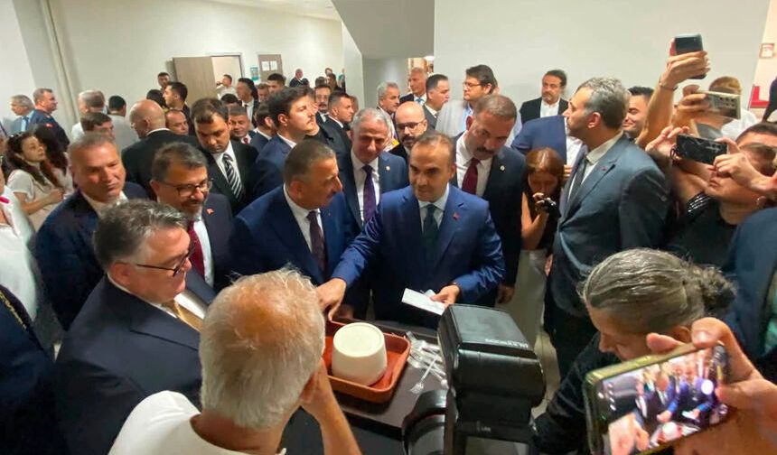 Bakan Kacır'a satırla kesilen meşhur Çaycuma Manda Yoğurdu ikram edildi