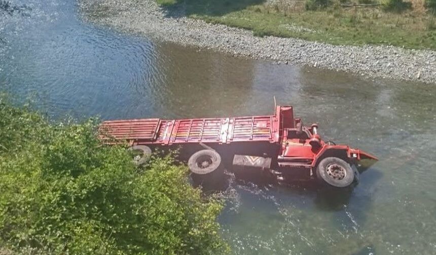 Devrek'te trafik kazası; itfaiye ekipleri sürücüyü zamanında kurtardı