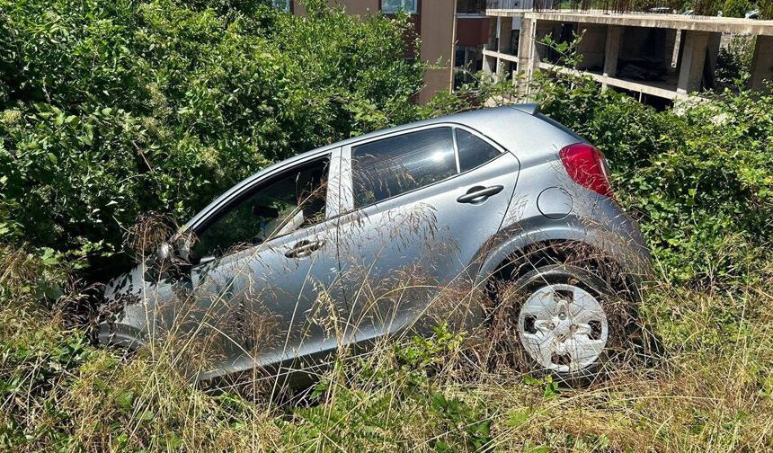 Kozlu’da kontrolden çıkan otomobil dikenlik alana savruldu